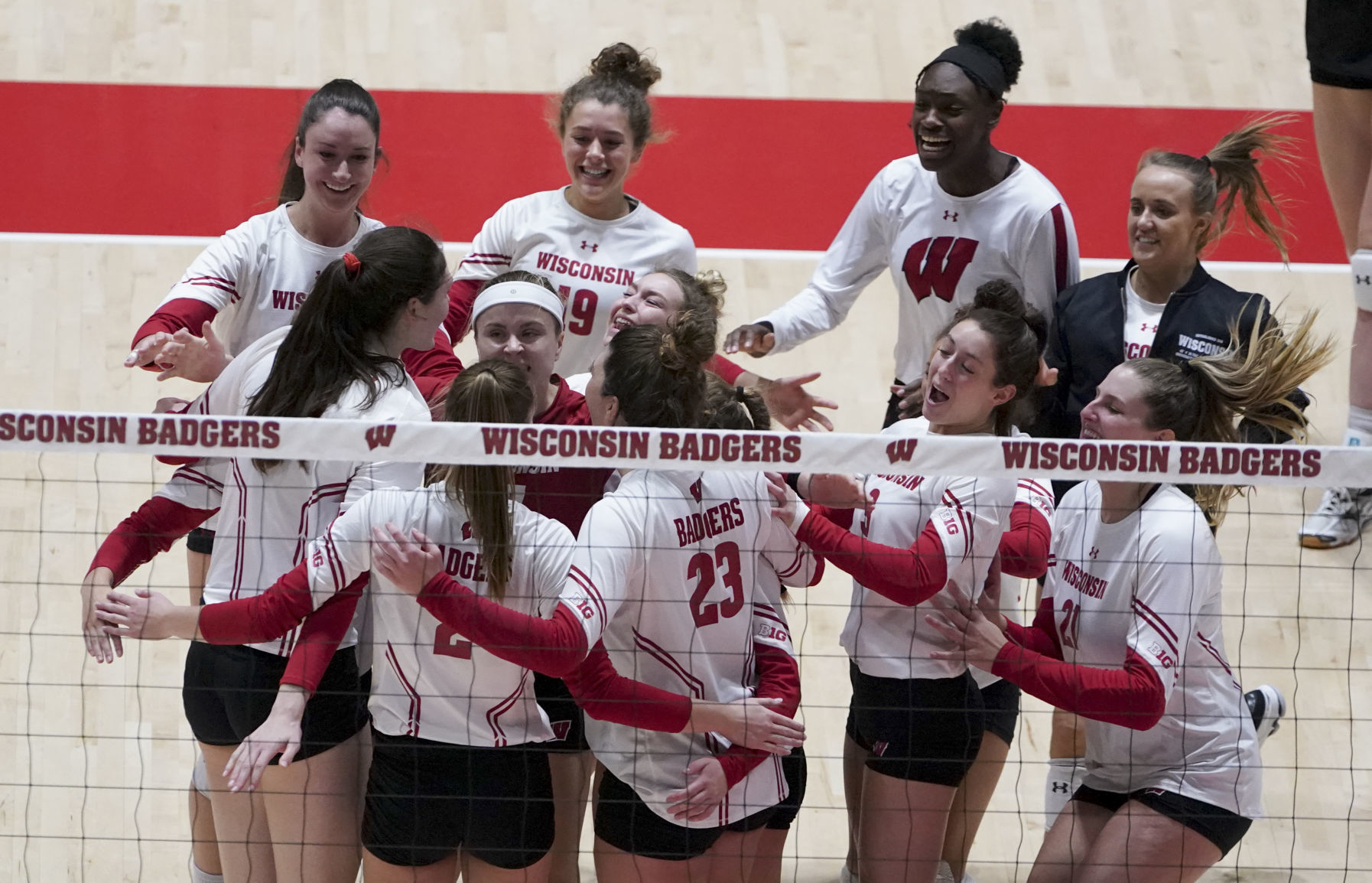 2019-10-13-UW vs MN Volleyball 01-10132019172053